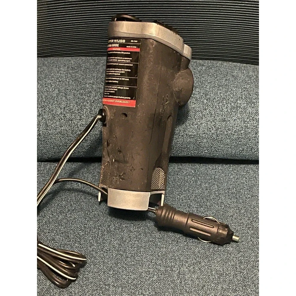 200 Watt Fused Power Inverter with USB Port Cup Holder*